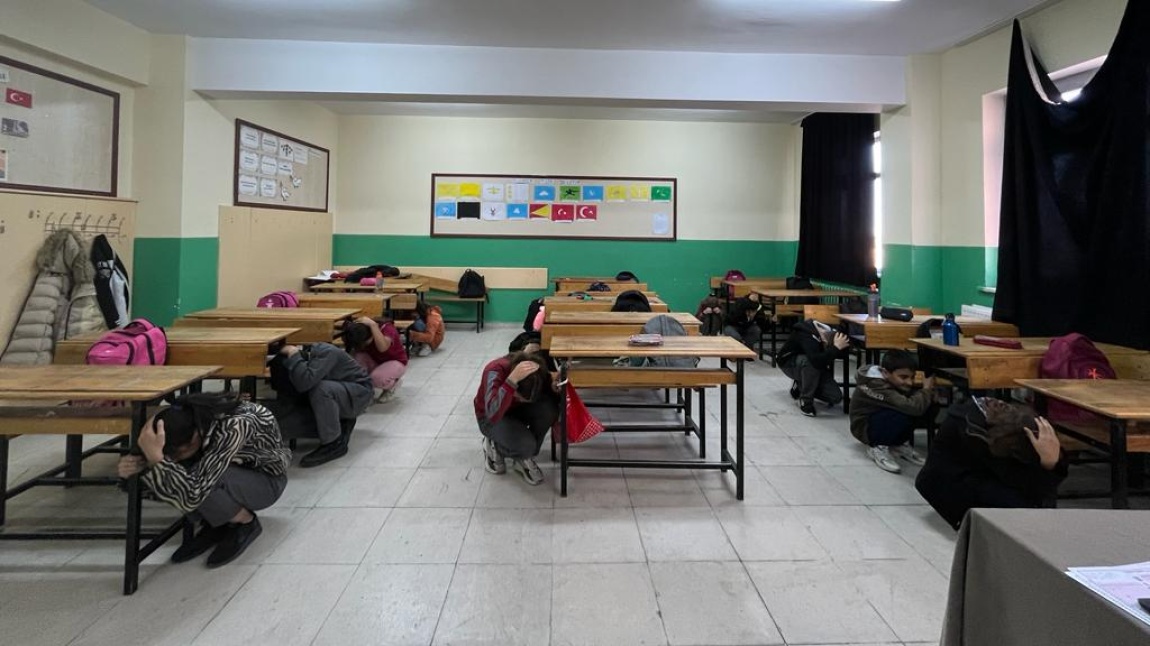 Okulumuzda Deprem Anı Tahliye Tatbikatı Yapıldı